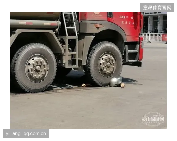 比利时自行车赛集体摔车场面吓人